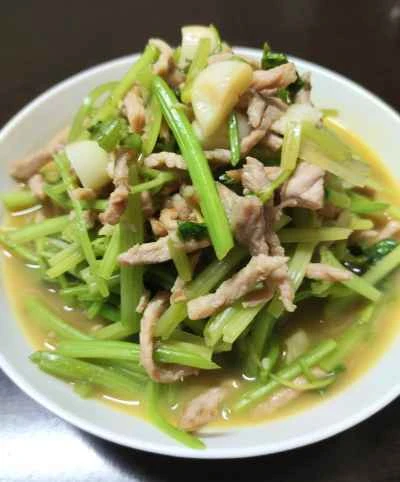セロリと細切り豚肉の炒め物のレシピ