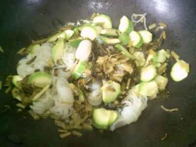 ズッキーニと漬物、こんにゃくの炒め物の作り方：9