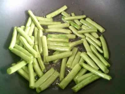 三角形の揚げインゲン豆を作る手順：2