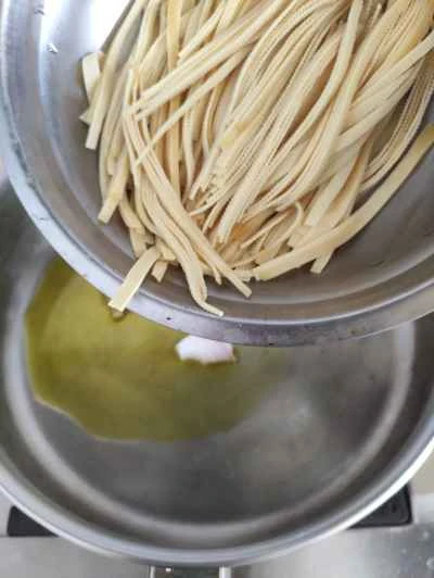 玉ねぎと豆腐の皮の炒め物の作り方:3