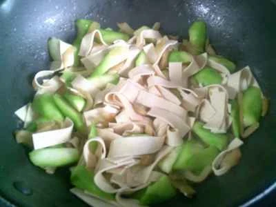 漬けたカラシナ、細切りヘチマ、角切り豆腐皮を使った豆腐皮炒めの作り方：11