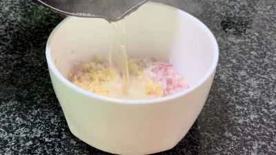 ニンニク風味の豚腸の作り方：2