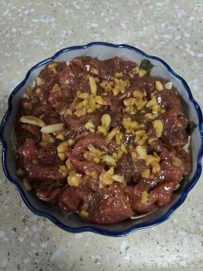 サテソースで豆腐皮と牛肉の蒸し煮を作る手順：7