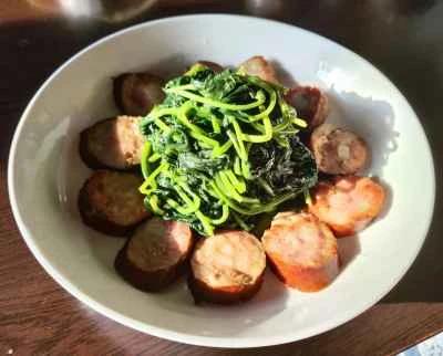 サツマイモの葉と赤ソーセージの炒め物の作り方:6