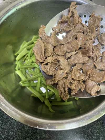 マスタードグリーンの塩漬けを使った牛肉サラダの作り方：10