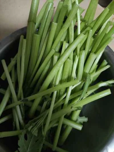 中華ソーセージと菊菜の炒め物の作り方：1