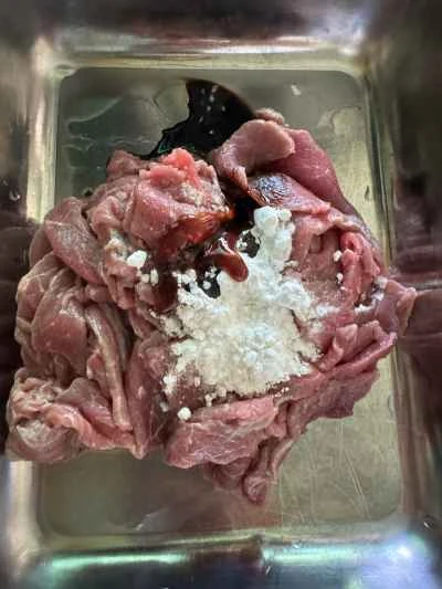 マスタードグリーンの塩漬けを使った牛肉サラダの作り方：3