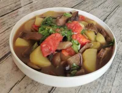 きのこ、トマト、ポテトのシチュー