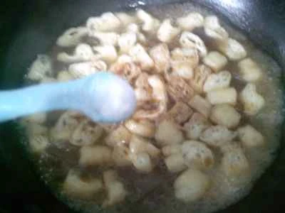 揚げ豆腐の細切りと鴨の血の煮込みの作り方：9