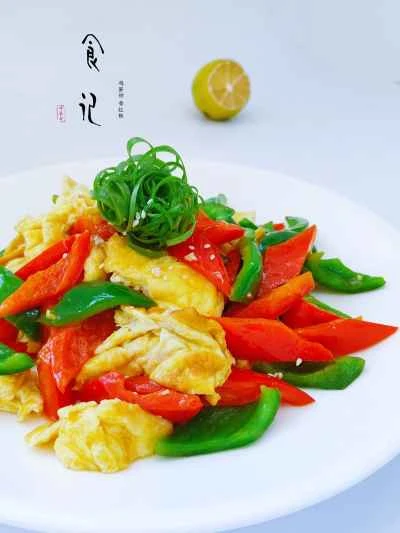 緑と赤のピーマン入りスクランブルエッグのレシピ