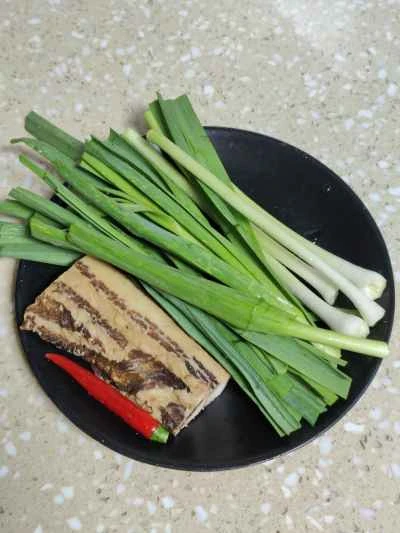 塩漬け豚肉とタロイモの炒め物の作り方：1