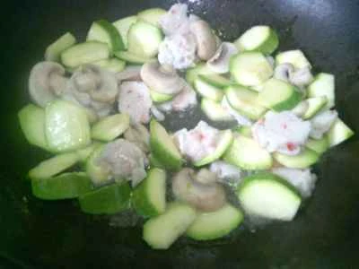 ズッキーニとキノコとエビの炒め物を作る手順：9
