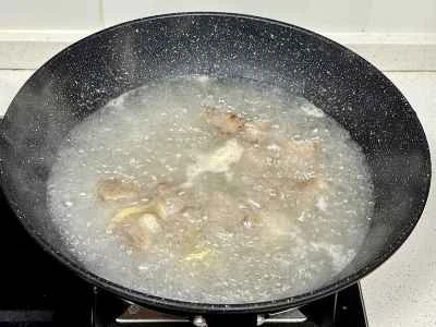 豚バラ肉とレンコンのスープの作り方：5