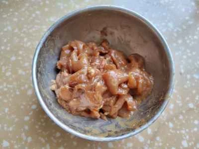 ズッキーニとそら豆を薄切り肉と炒める手順：1