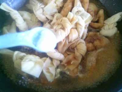 豆腐の結び目を使った煮込みポークチョップの作り方：9