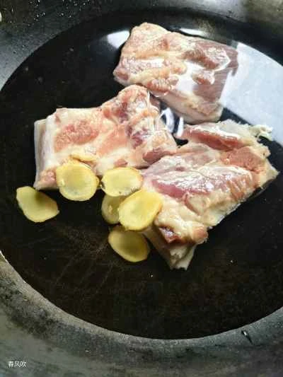 塩漬けカラシナとタロイモを使った豚バラ肉の煮込みの作り方：2