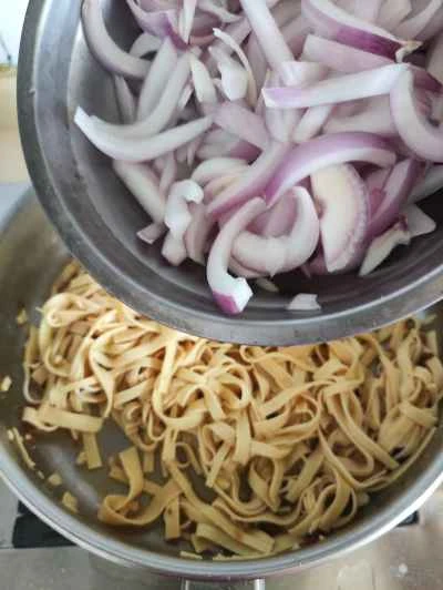 玉ねぎの細切りと豆腐の皮の細切り炒めの作り方：5