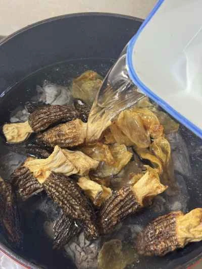 アミガサタケ、魚の浮き袋、黒鶏のスープを作る手順：5