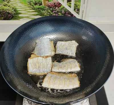 フライパンで焼いたリボンフィッシュのレシピ手順：2