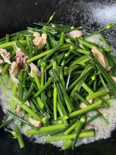 干しイカとニラの花の炒め物の作り方：11