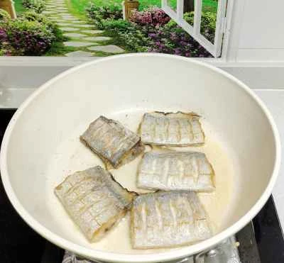 フライパンで焼いたリボンフィッシュのレシピ手順：2