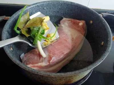 自家製豚バラ肉の煮込みとマスタードグリーンの塩漬け レシピ手順: 3