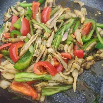 マテガイと赤ピーマン、緑ピーマンの炒め物の作り方：8