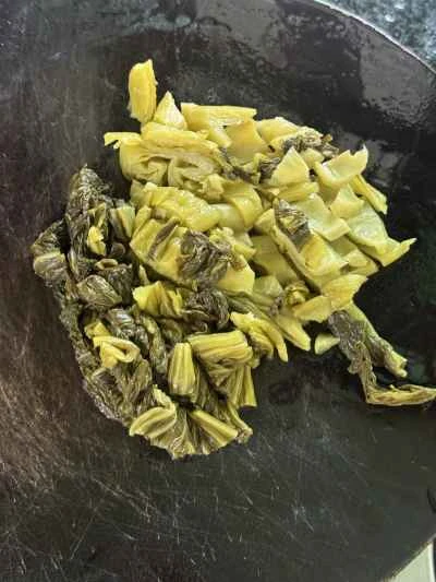 キャベツと豆腐のピクルスで煮込んだ黄ナマズの作り方：4