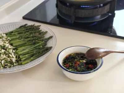 蒸しアスパラガスとイナゴマメの花のレシピ手順：7