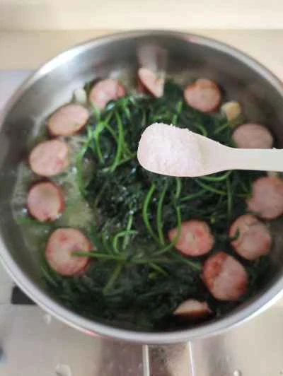 サツマイモの葉と赤ソーセージの炒め物の作り方:5