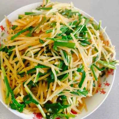 細切りジャガイモとチャイブの炒め物の作り方:3