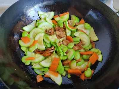 ズッキーニとそら豆の薄切り肉炒めの作り方：8