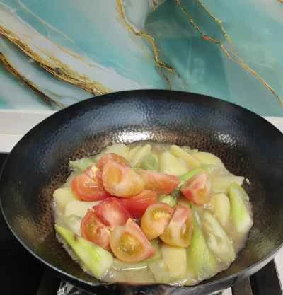 ヘチマ、トマト、ジャガイモのシチューの作り方：3