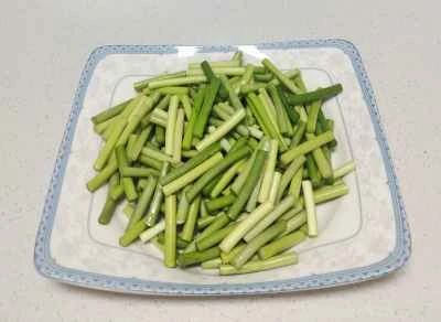 フライドポテトとニンニクの芽の炒め物の作り方：2