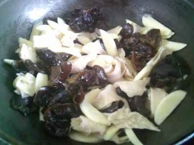 黒キクラゲ、水タケノコ、グルテン炒めの作り方：5