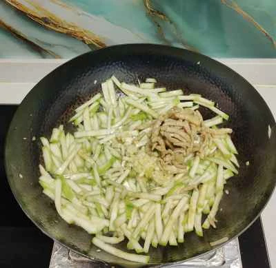 細切り豚肉とヘチマの炒め物の作り方：3