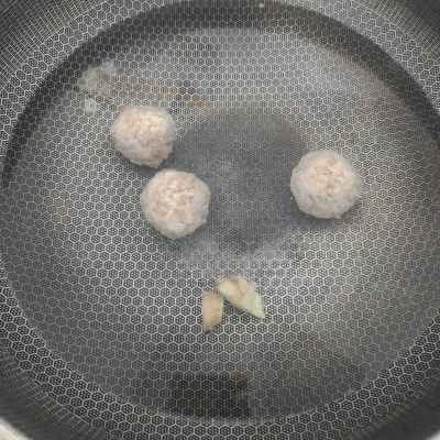 澄んだ水で作るミートボールライスヌードルミールの作り方：4