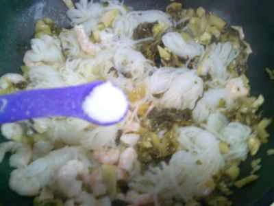 こんにゃくの結び目と白菜の漬物とエビの炒め物の作り方：7