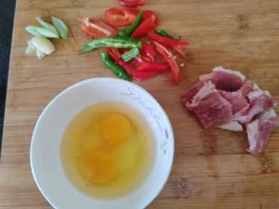 豚肉とピーマンと卵の炒め物の作り方：1