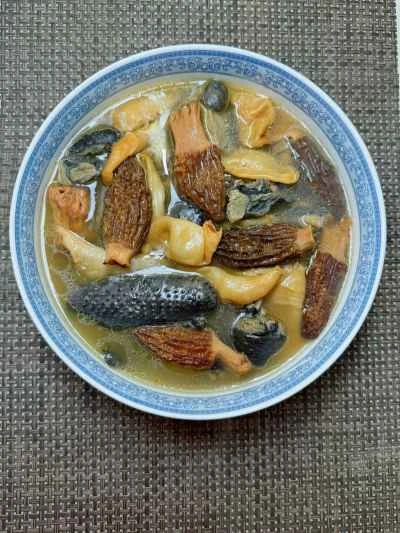 モレルマッシュルーム、魚の浮き袋、黒鶏のスープのレシピ