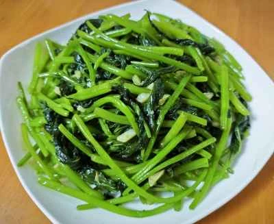 サツマイモの葉とニンニクの炒め物のレシピ