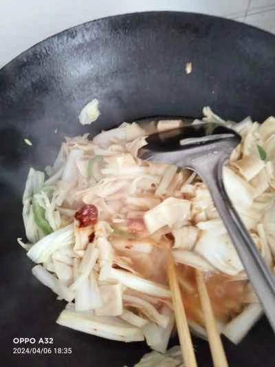 豆腐の結び目とキャベツの炒め物の作り方:5