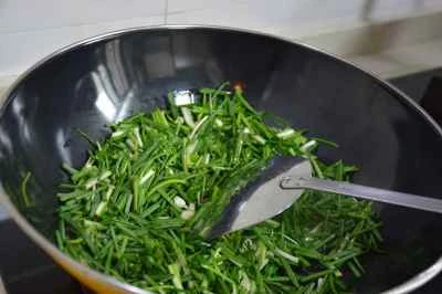 野生のネギを使った卵炒めの作り方：7