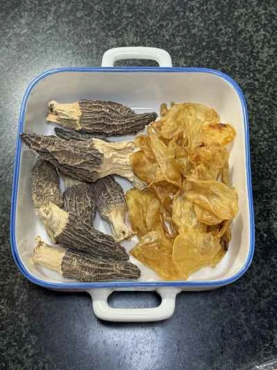 アミガサタケ、魚の浮き袋、黒鶏のスープを作る手順：1