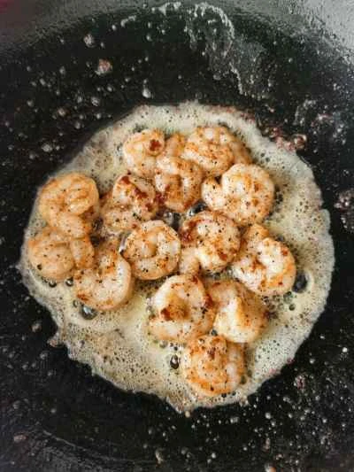 ガーリックバターエビのソテー レシピ手順：4