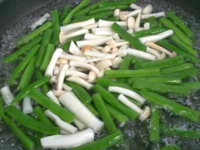 シーフード、きのこ、漬物、インゲンの炒め物の作り方：6