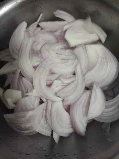 玉ねぎと卵で炒めた里芋と春雨の作り方:2