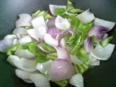 ピーマン、赤ソーセージ、玉ねぎの炒め物の作り方：4