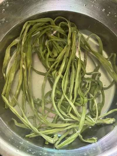 乾燥ユリのつぼみを使った牛肉サラダの作り方：1