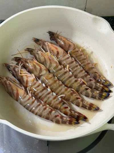 バターで揚げたエビの作り方:3